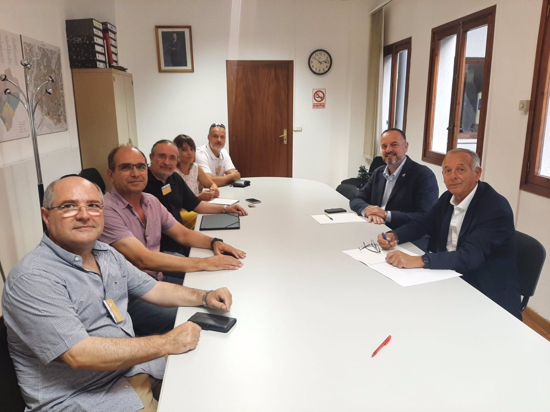 El regidor de Movilidad y Polígonos Industriales, Antonio Deudero, y el director general de área, Antonio Román, reunidos con los taxistas - AYUNTAMIENTO DE PALMA