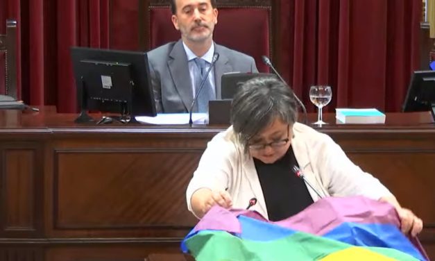 Gómez (UP) saca la bandera LGTBI en la sesión de investidura y muestra su rechazo a “los discursos de odio y racistas”