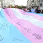 Varias personas sostienen la bandera trans. - Gustavo Valiente - Europa Press - Archivo