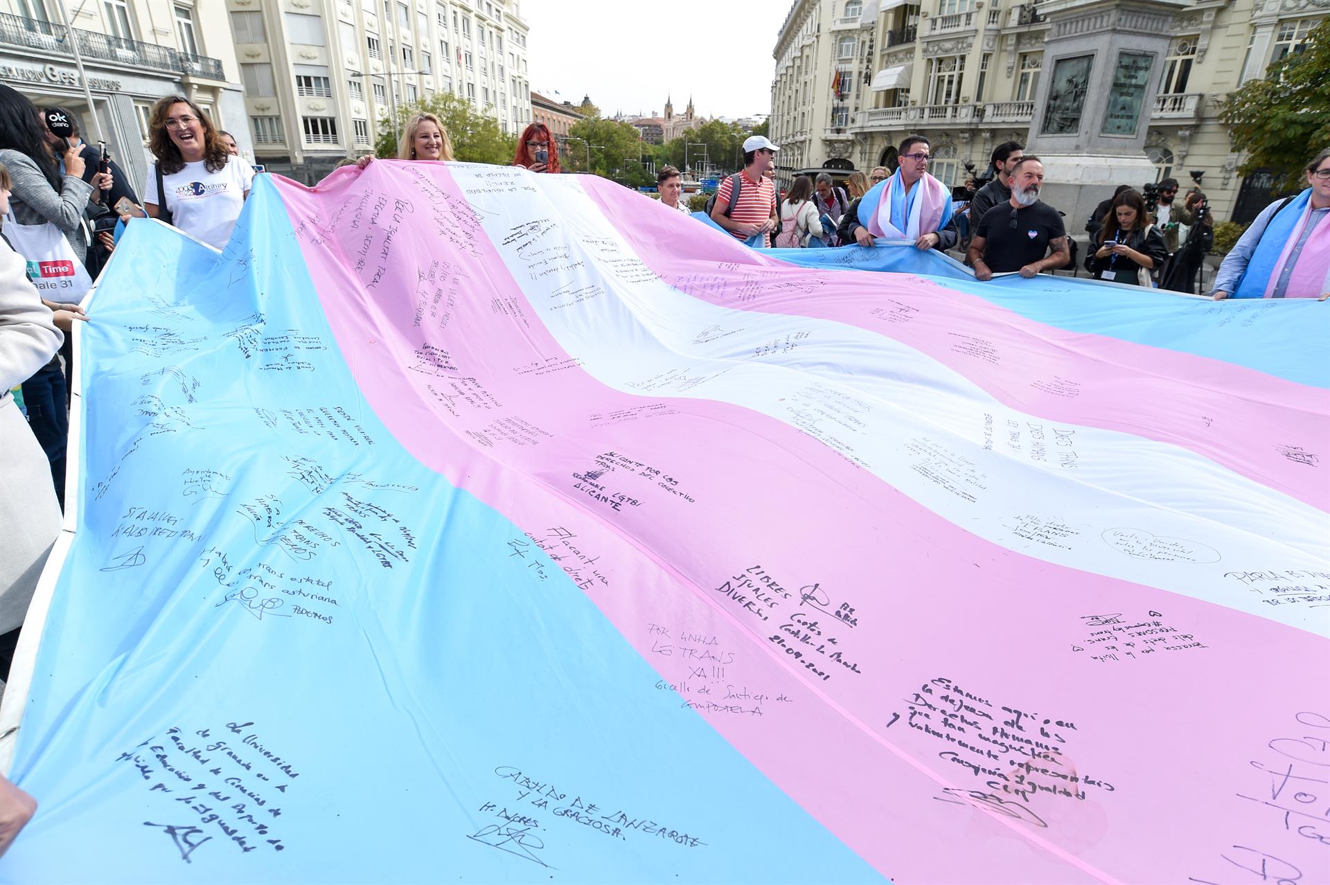 Varias personas sostienen la bandera trans. - Gustavo Valiente - Europa Press - Archivo