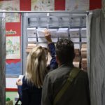 Votantes eligen las papeletas para votar en un colegio electoral. - Marta Fernández Jara - Europa Press - Archivo