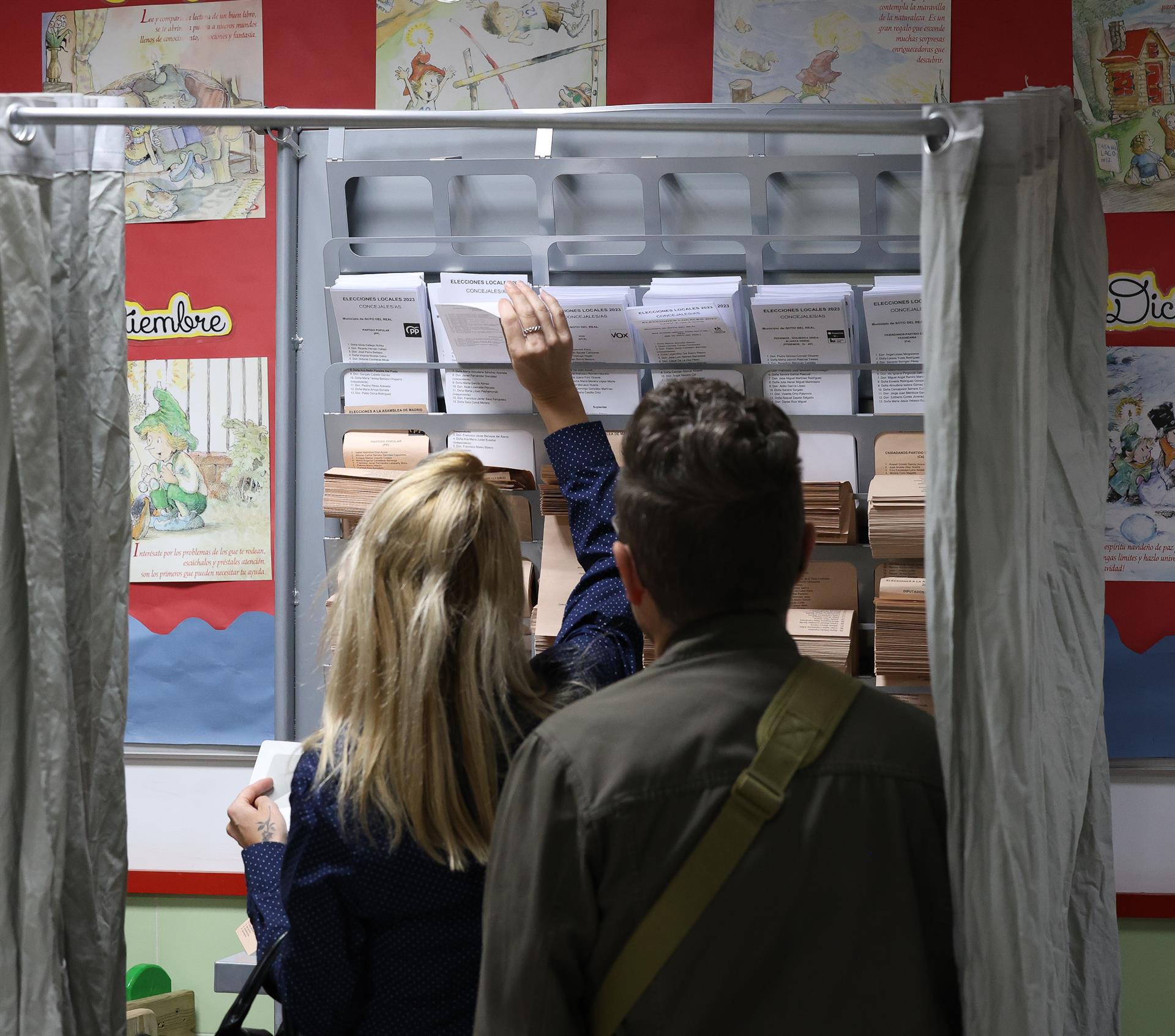 Votantes eligen las papeletas para votar en un colegio electoral. - Marta Fernández Jara - Europa Press - Archivo