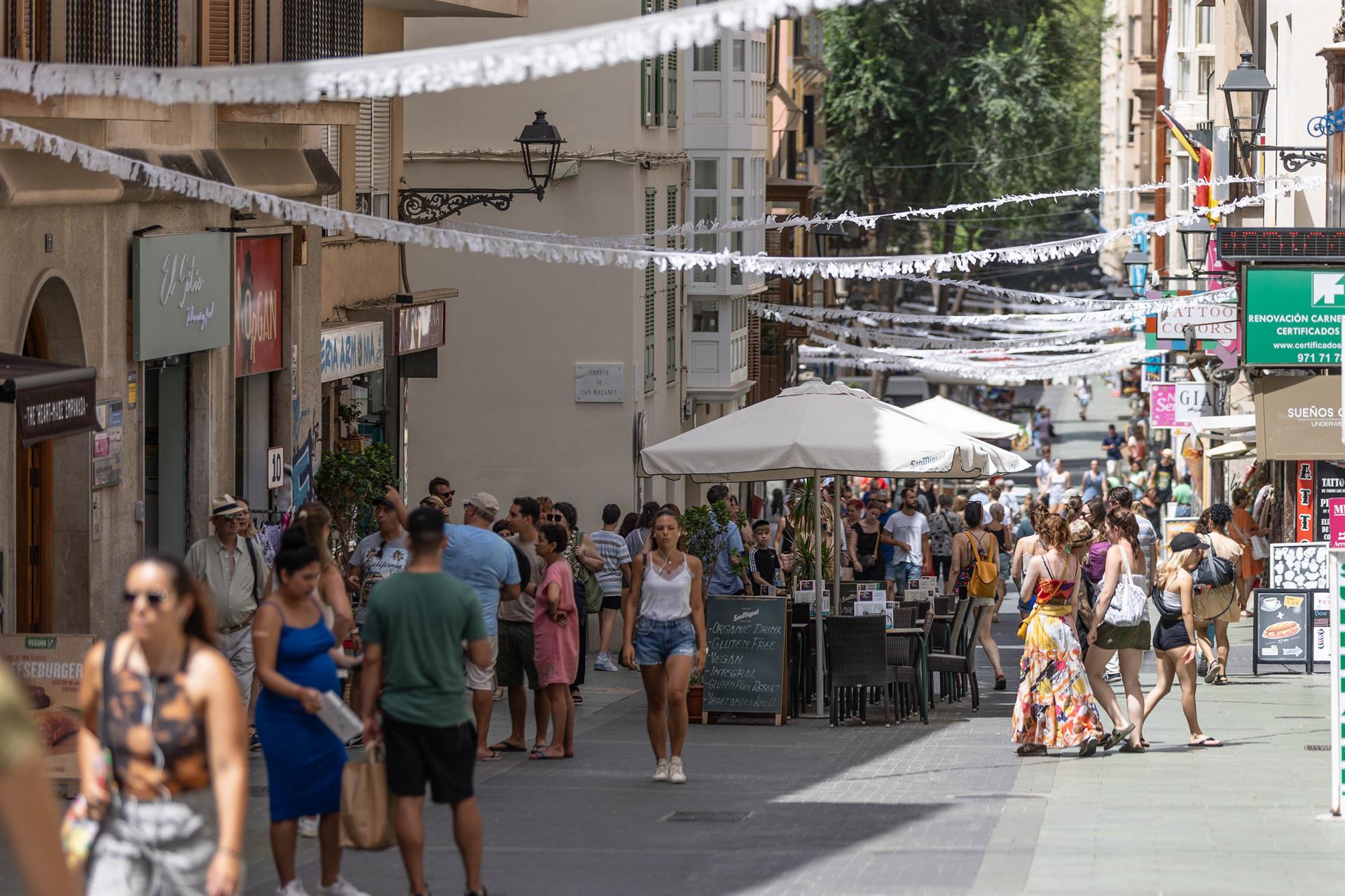 Turistas paseando por las calles de Palma, a 11 de julio de 2023, en Palma de Mallorca, Mallorca, Baleares (España). - Tomàs Moyà - Europa Press