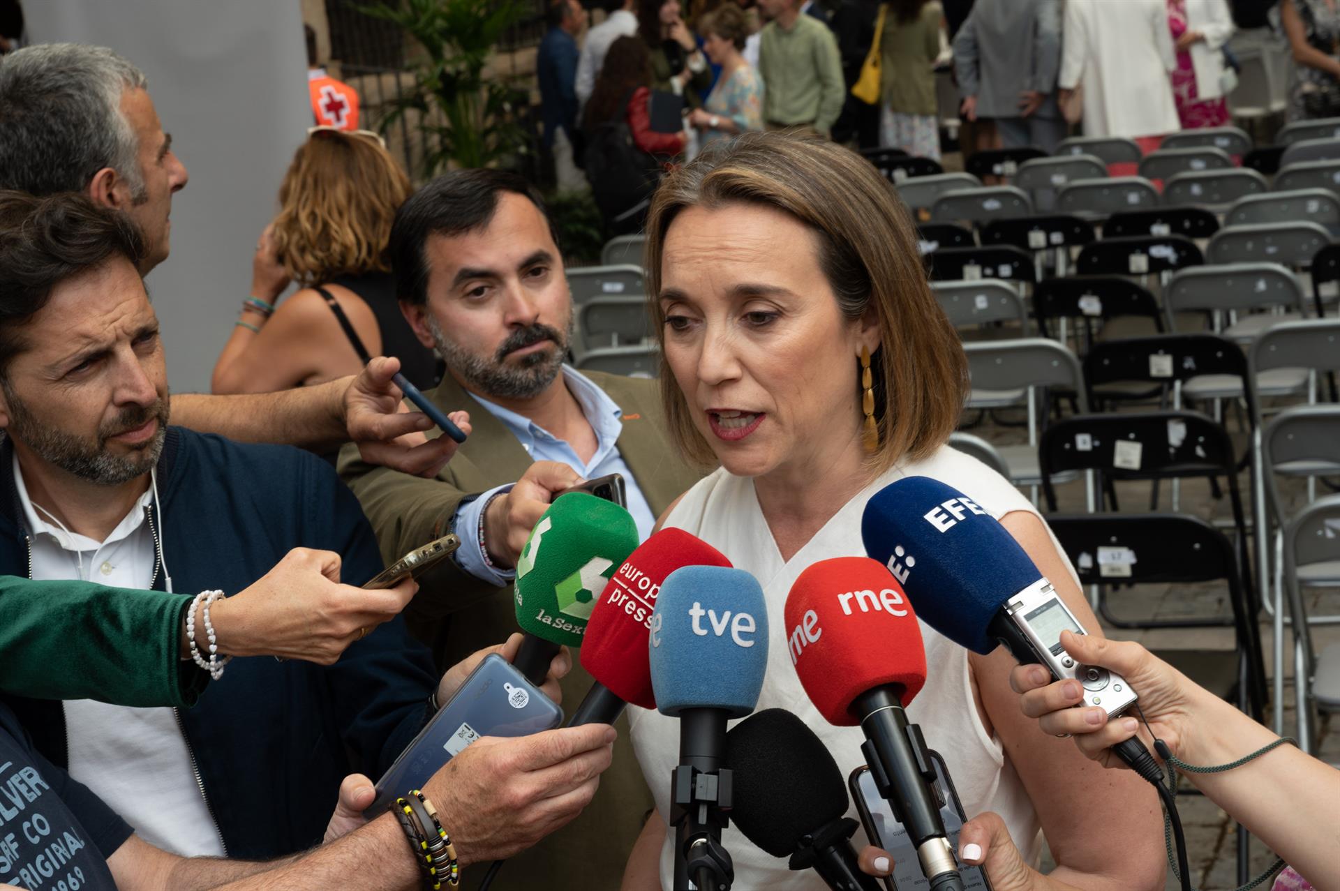 La secretaria general del Partido Popular, Cuca Gamarra, ofrece declaraciones a los medios en una imagen de archivo. - Antonio Muñoz - Europa Press