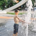 Imagen de recurso de un niño en una fuente.