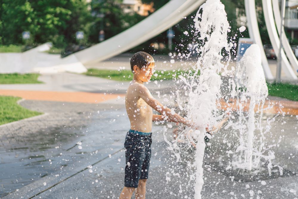 Imagen de recurso de un niño en una fuente.