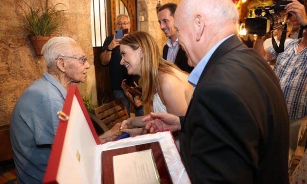 Prohens homenajea a las dos personas más longevas de Valldemossa, de 97 y 102 años de edad