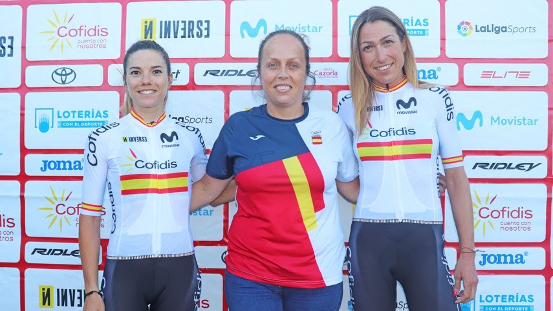 La seleccionadora de ciclismo en ruta junto a Mavi García y Ane Santesteban, representantes españolas en los Juegos de Tokyo 2020. - RFEC - Archivo