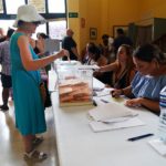 Varias personas cogen papeletas para ejercer su derecho a voto durante las elecciones generales, a 23 de julio de 2023, en Málaga (España) - Álex Zea - Europa Press