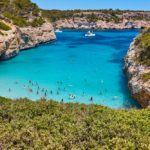 Aguas turquesas en Mallorca. Playa de Moro. Costa mediterránea. Islas Baleares.