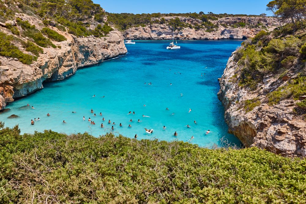 Aguas turquesas en Mallorca. Playa de Moro. Costa mediterránea. Islas Baleares.