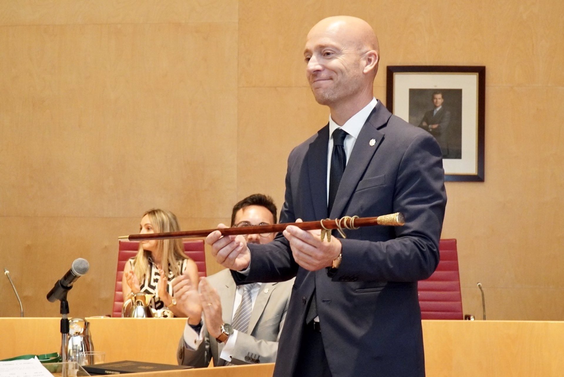 El nuevo presidente del Consell de Menorca, Dolfo Vilafranca, sujeta el bastón de mando, después de ser investido nuevo dirigente insular. - CAIB