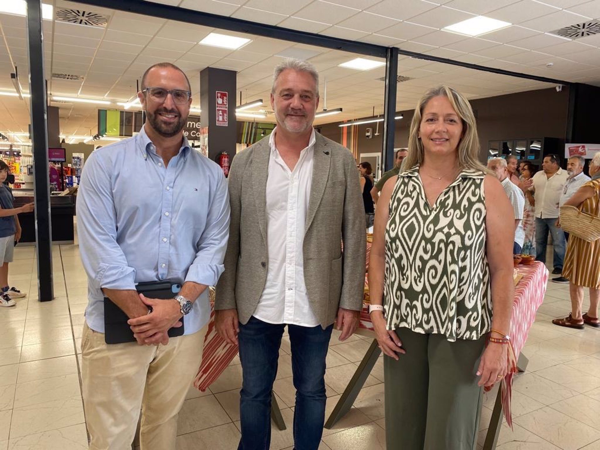 La consellera insular de Promoción Económica y Desarrollo Local, Pilar Amate, y el director insular de Promoción Económica y Producto de Mallorca, Álvaro Roca, participan en la presentación de la campaña 'Productes de sa nostra terra'. - CONSELL DE MALLORCA