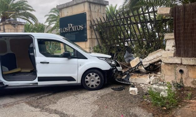 Un conductor se estampa contra las vallas de un restaurante en Alcúdia al perder el control de su vehículo