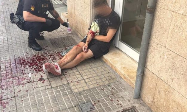 Un hombre es socorrido por la Policía tras cortarse con el cristal de una puerta que él mismo había roto