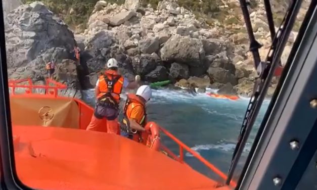 Salvamento Marítimo rescata a tres personas en kayak en las rocas en Mallorca