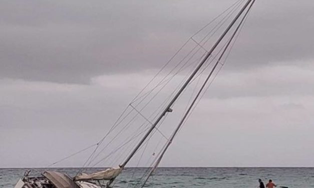 Rescatan a los ocupantes de un velero hundido en Cala Millor