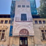 Fachada del Ayuntamiento de Alcúdia con los andamios para evitar desprendimientos. - AYUNTAMIENTO DE ALCÚDIA