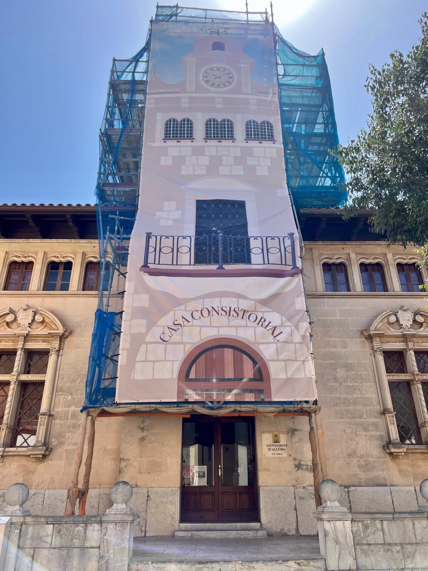 Fachada del Ayuntamiento de Alcúdia con los andamios para evitar desprendimientos. - AYUNTAMIENTO DE ALCÚDIA