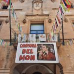 Fachada del Ayuntamiento de Felanitx con una pancarta de felicitación para Mariona Caldentey. - AYUNTAMIENTO DE FELANITX