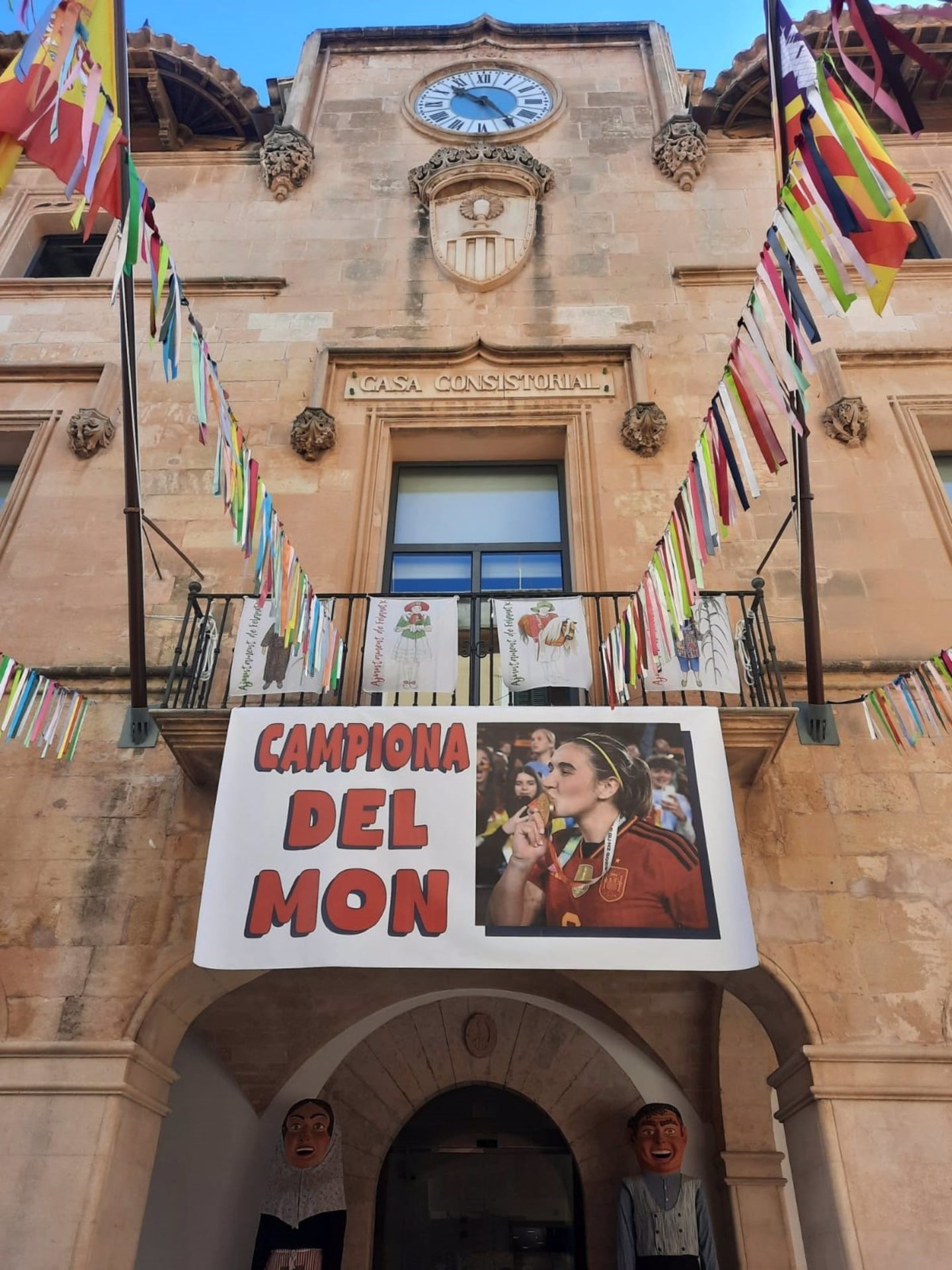 Fachada del Ayuntamiento de Felanitx con una pancarta de felicitación para Mariona Caldentey. - AYUNTAMIENTO DE FELANITX