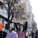 Una mujer sostiene una pancarta donde se lee "Esto debería mover más gente que el fútbol" durante una manifestación feminista - Europa Press - Archivo