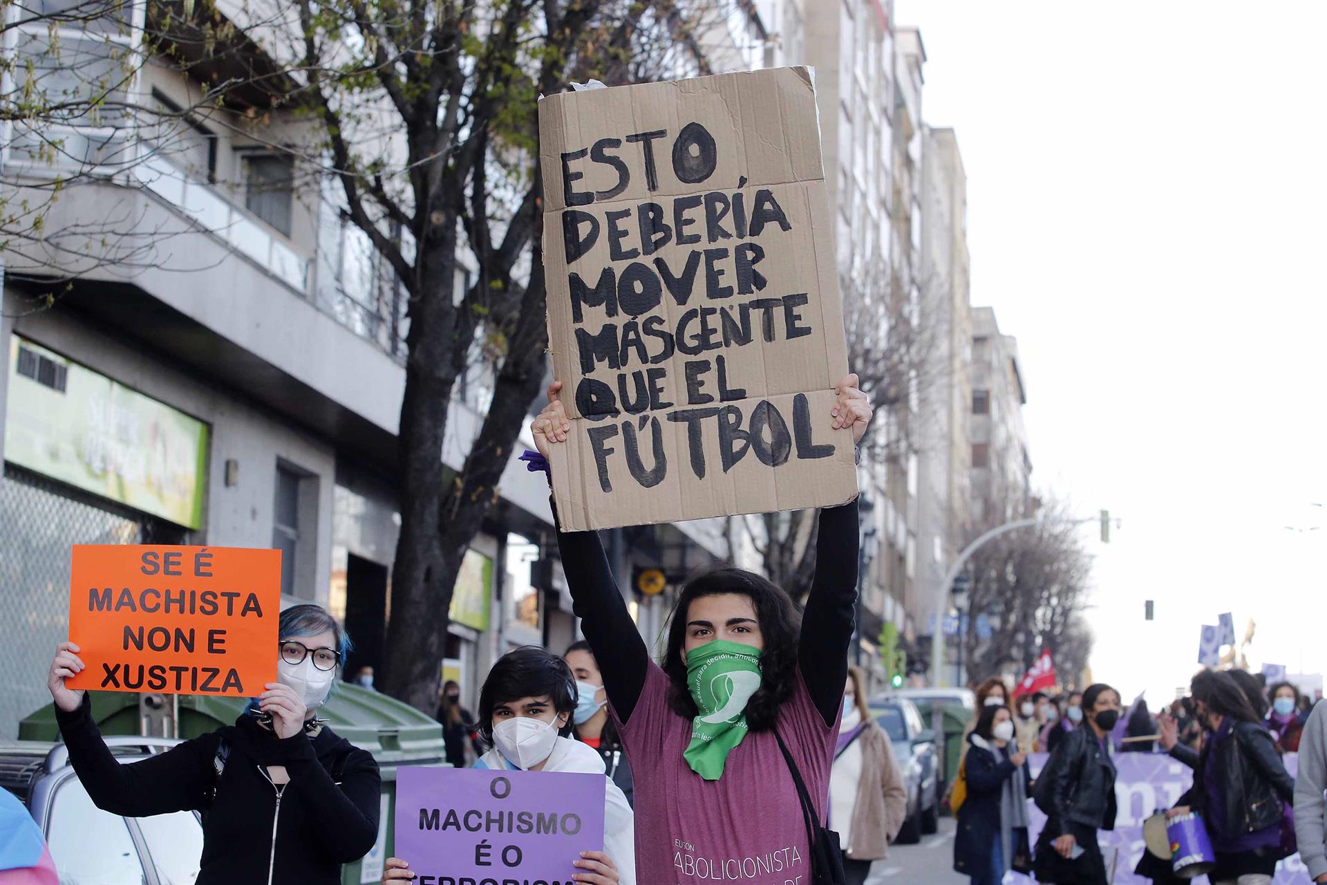 Una mujer sostiene una pancarta donde se lee "Esto debería mover más gente que el fútbol" durante una manifestación feminista - Europa Press - Archivo
