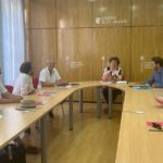 La consellera de Familias y Asuntos Sociales, Catalina Cirer, con la Federación de Salud Mental - CAIB
