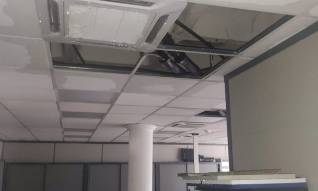 La rotura de un tubo del aire acondicionado inunda tres plantas del Edificio Avenidas, en Palma