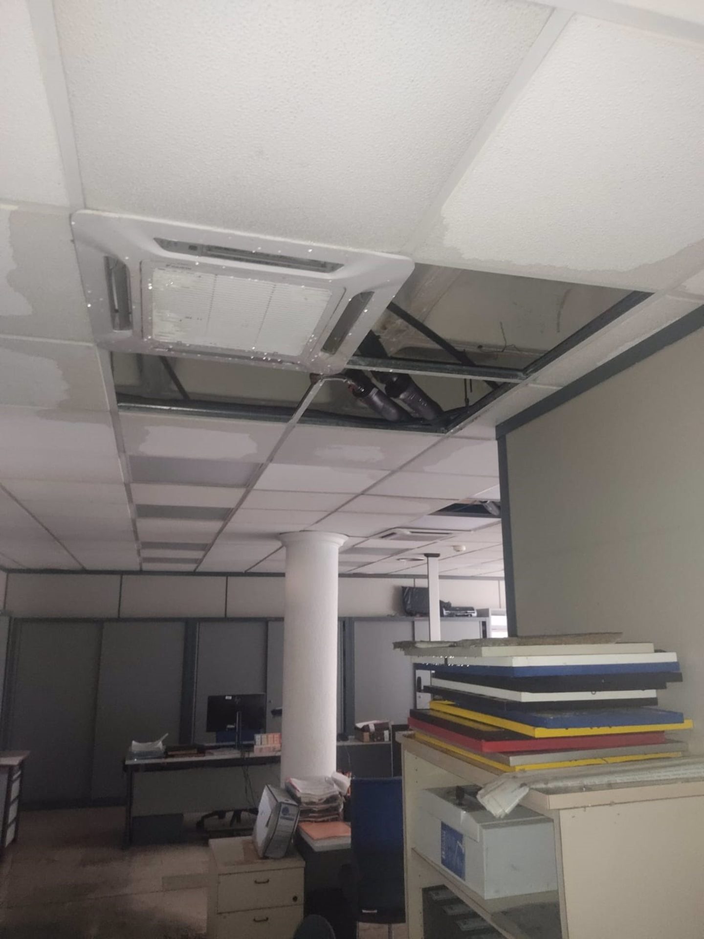 La rotura de un tubo del aire acondicionado inunda tres plantas del Edificio Avenidas, en Palma - AYUNTAMIENTO DE PALMA