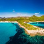 Playa de arena de Cala Agulla España, las Islas Baleares, Mallorca, Cala Rajada.