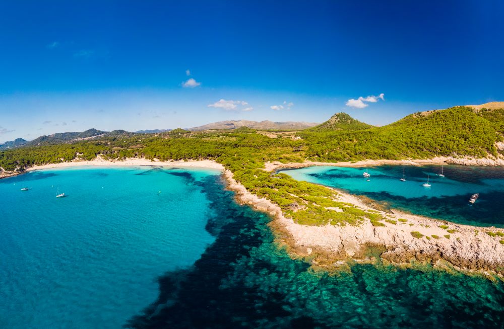 Playa de arena de Cala Agulla España, las Islas Baleares, Mallorca, Cala Rajada.
