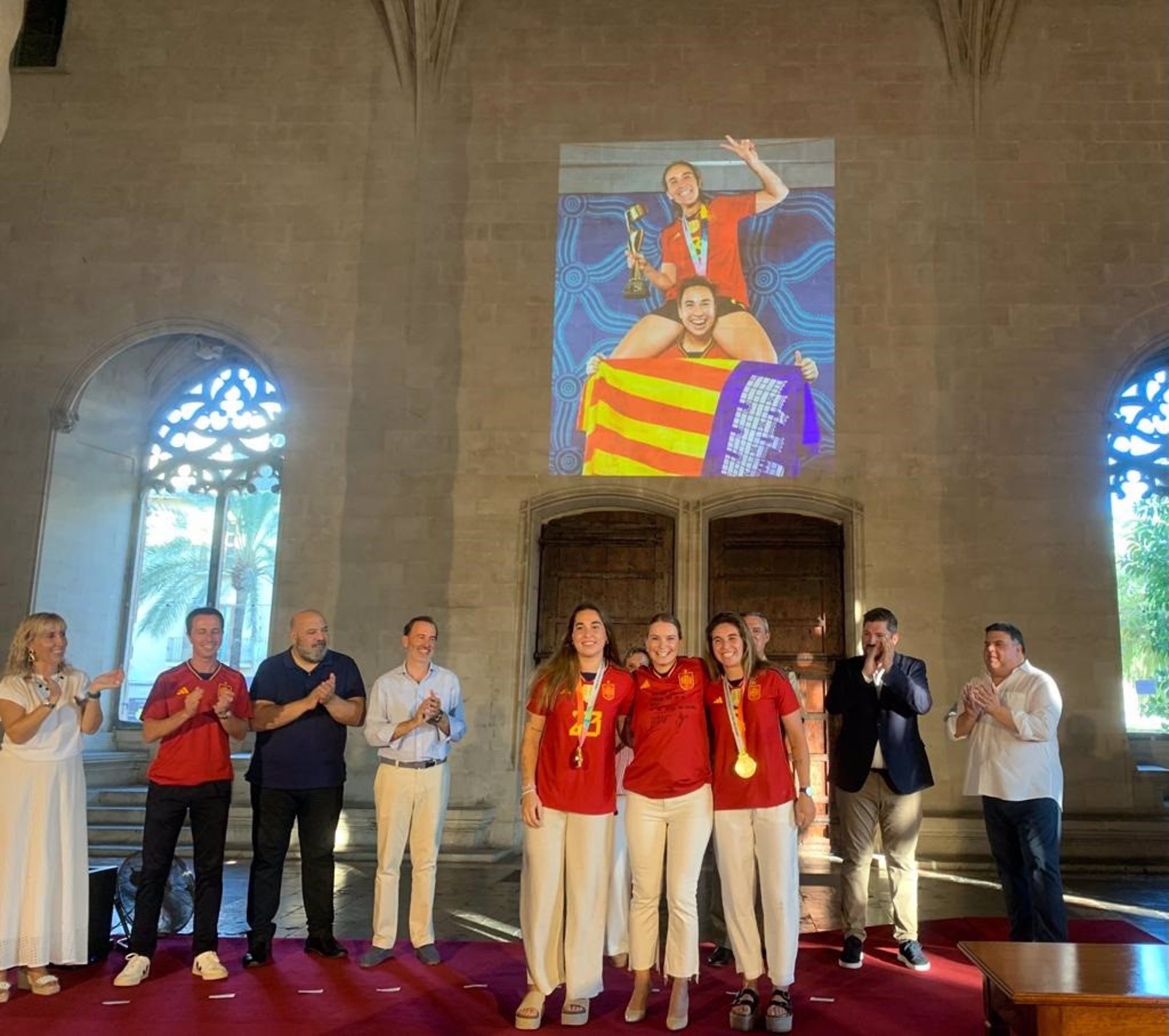 La presidenta del Govern, Marga Prohens, y las principales autoridades de Baleares recibiendo a las campeonas de fútbol femenino con la Selección española Cata Coll y Mariona Caldentey en la Llotja de Palma