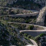 Un total de 22 autocares y unos 60 vehículos han quedado atascados en la carretera de Sa Calobra (MA-2141) después de que, este mediodía, un autobús haya sufrido una avería.