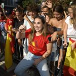 La futbolista Cata Coll atiende a fans durante la recepción en Ibiza (España). - Francisco Guerra - Europa Press