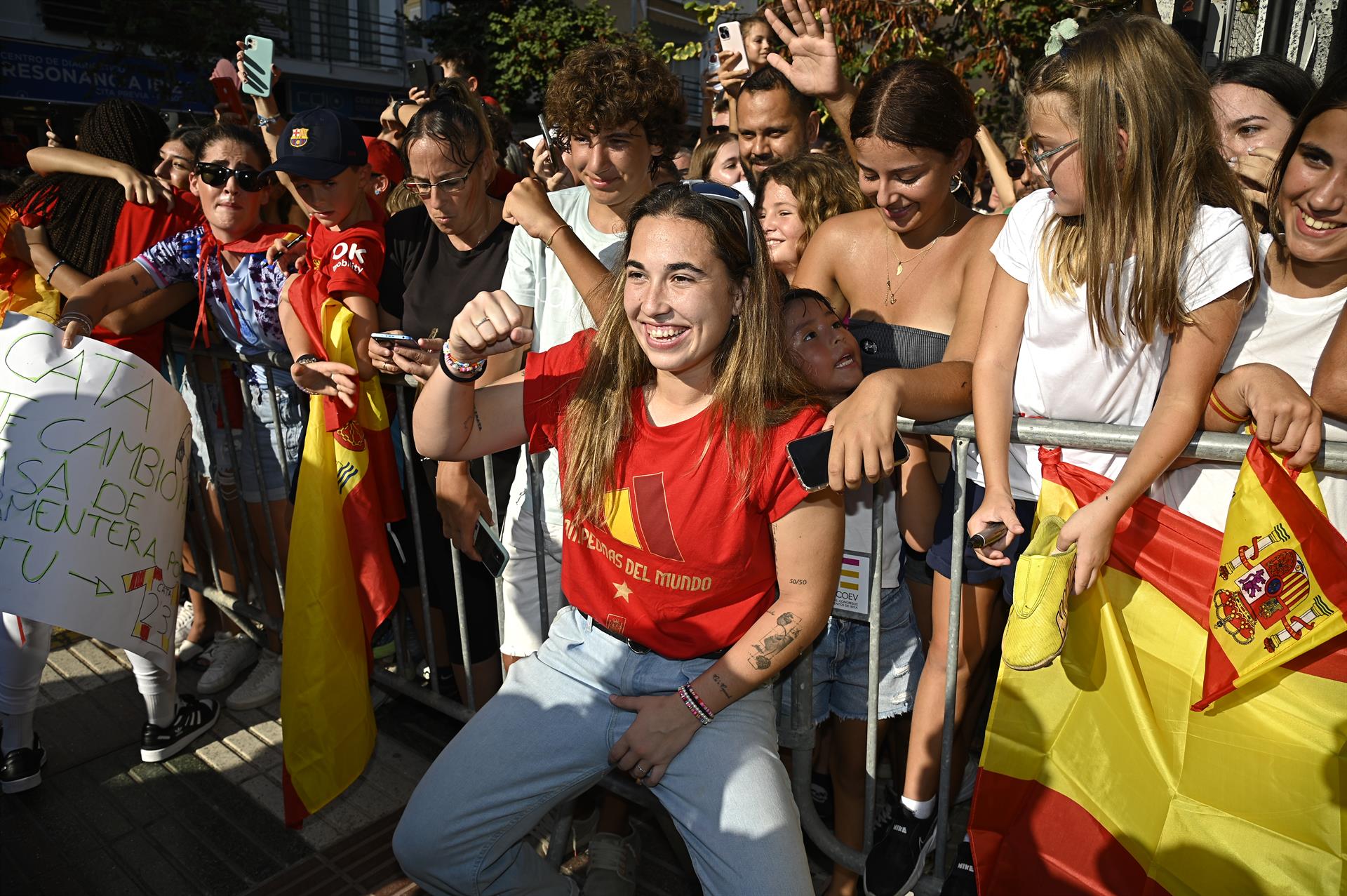 La futbolista Cata Coll atiende a fans durante la recepción en Ibiza (España). - Francisco Guerra - Europa Press