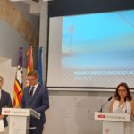 El conseller de Educación y Universidades (izqda), Antoni Vera, en rueda de prensa, posterior al Consell de Govern extraordinario, junto al portavoz del Govern, Antoni Costa, y la consellera de Salud, Manuela García. - EUROPA PRESS