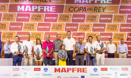 Felipe VI entrega los trofeos a los ganadores de la Copa del Rey de vela