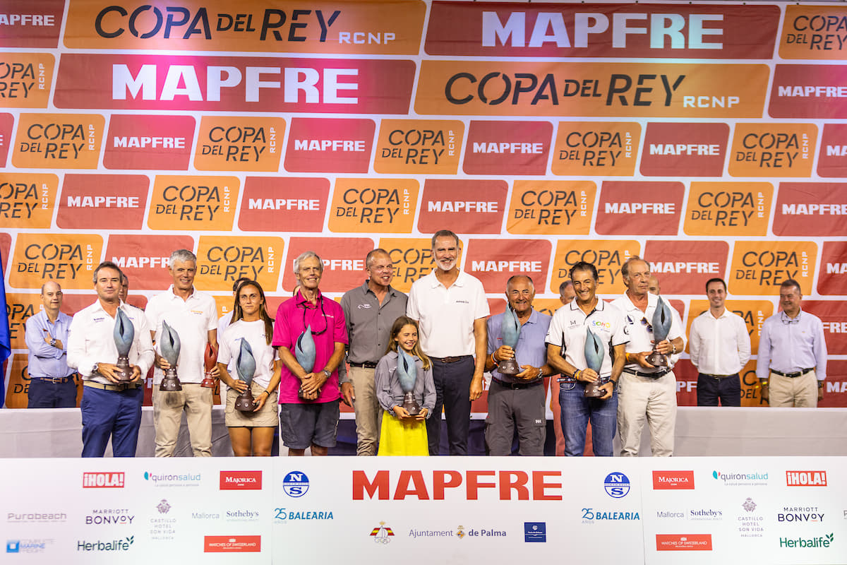 El Rey Felipe VI ha presidido este sábado la entrega de los trofeos a los ganadores de las diferentes clases de la 41ª edición de la Copa del Rey MAPFRE de vela.