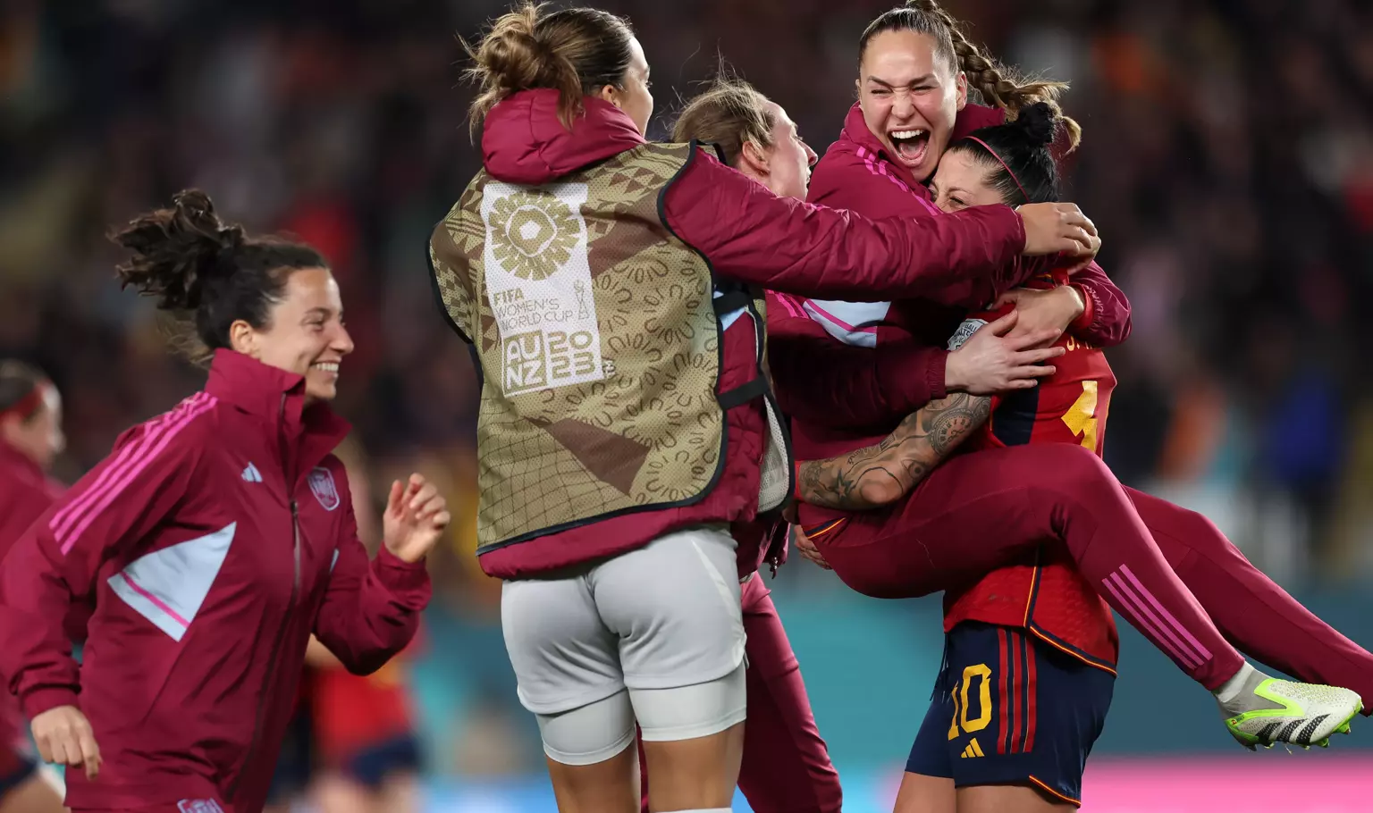 Las jugadoras de España se abrazan tras el éxito conseguido.