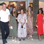 El Rey Felipe VI, la Princesa Leonor, la Reina Sofía, La Infanta Sofía, La Reina Letizia y la princesa Irene salen del restaurante tras cenar en familia a 05 de Agosto de 2023 en el Portixol, Palma de Mallorca (España). - Raúl Terrel - Europa Press.