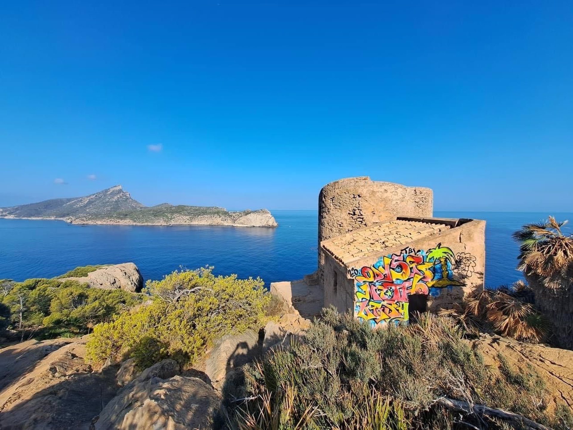 Grafitis Torre Cala En Basset - AYUNTAMIENTO DE ANDRATX