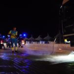 Un profesional de Emaya limpia con agua una calle de Playa de Palma acompañado de Policía. - CORT