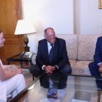 La presidenta del Govern, Margalida Prohens, junto al consejero delegado de Trasmed, Ettore Morace, y el director de Relaciones Institucionales, Miguel Pardo. - CAIB