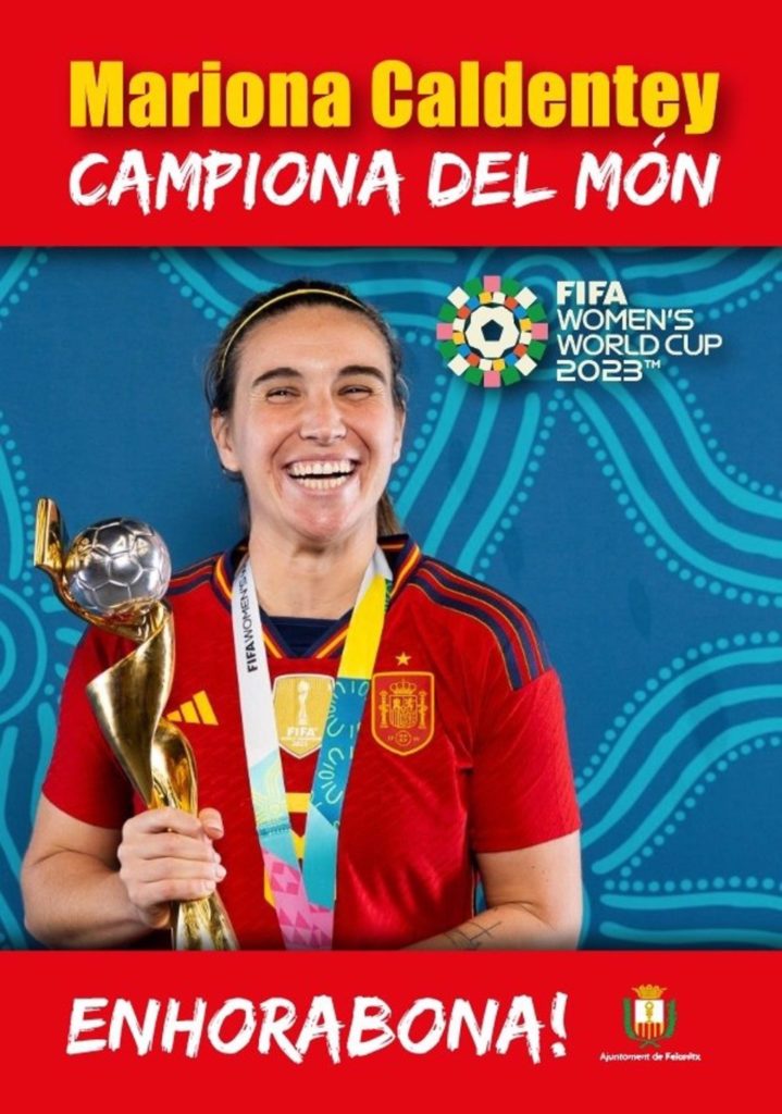 Mariona Caldentey sosteniendo la copa del Mundial femenino de fútbol. - AYUNTAMIENTO DE FELANITX