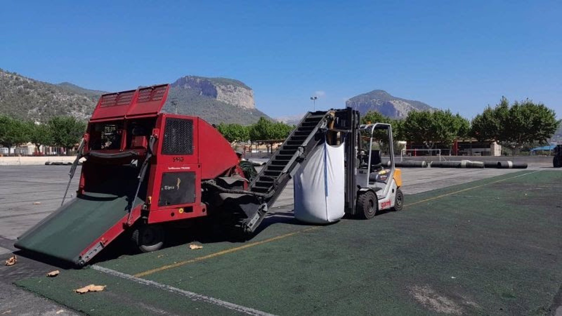 Obras de renovación del césped del campo municipal de fútbol de Alaró. - AYUNTAMIENTO DE ALARÓ