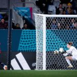 Cata Coll realiza una parada en la semifinal del Mundial.