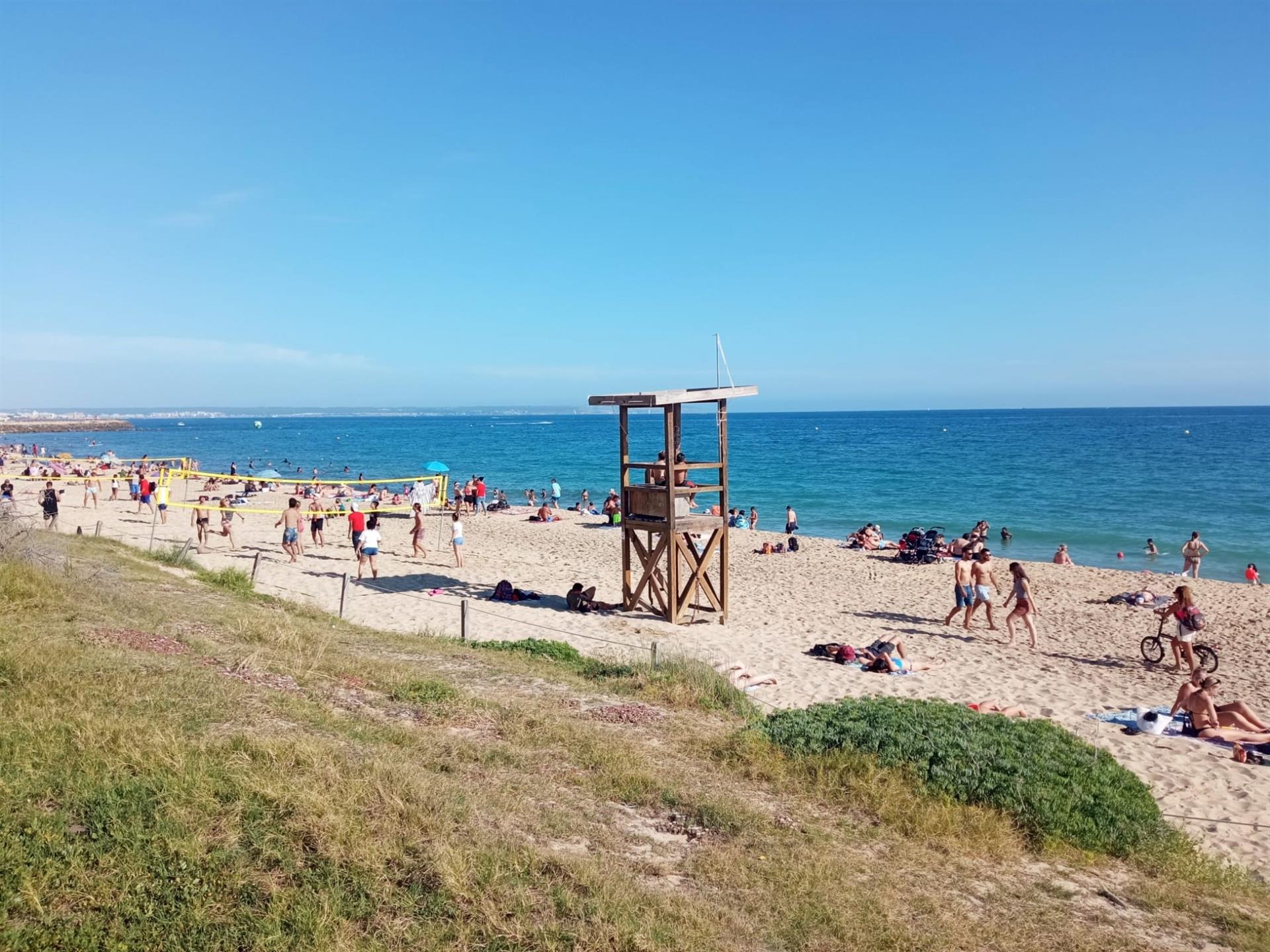 Bañistas en una playa de Palma en un día soleado. Recurso. - EUROPA PRESS - Archivo