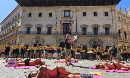 Un grupo de activistas se semidesnudan en Palma para exigir el fin de las corridas de toros en ‘Ciutat’