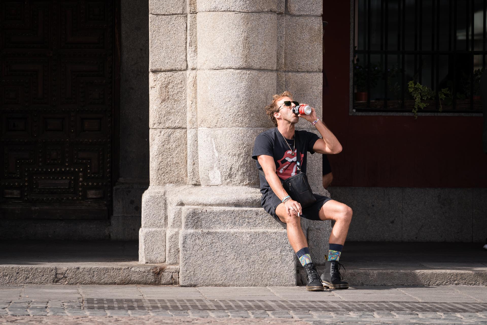 Un hombre toma un refresco - Diego Radamés - Europa Press - Archivo